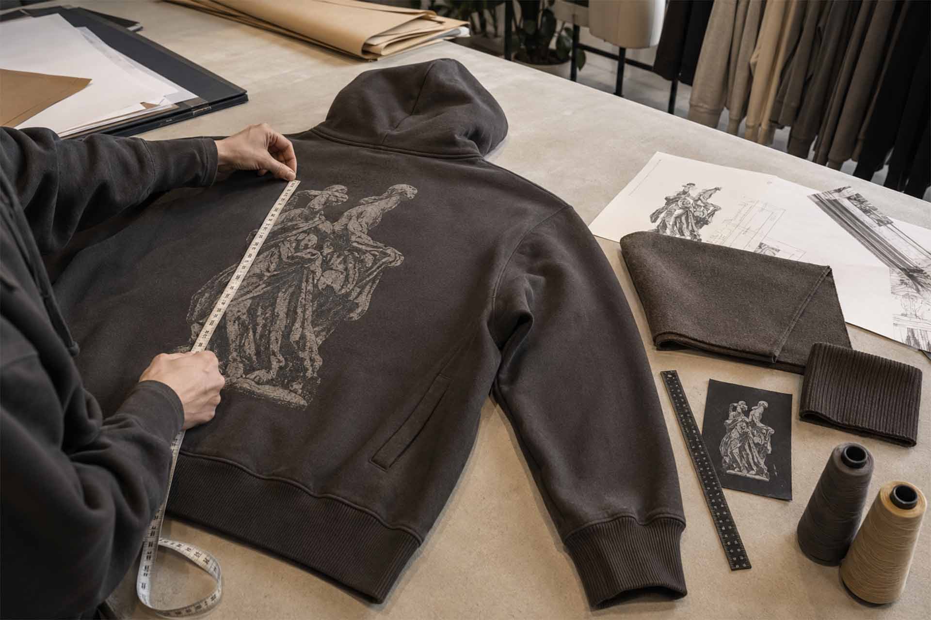 Schwerer Streetwear-Hoodie wird vor der Massenproduktion auf die Platzierung des Aufdrucks getestet.