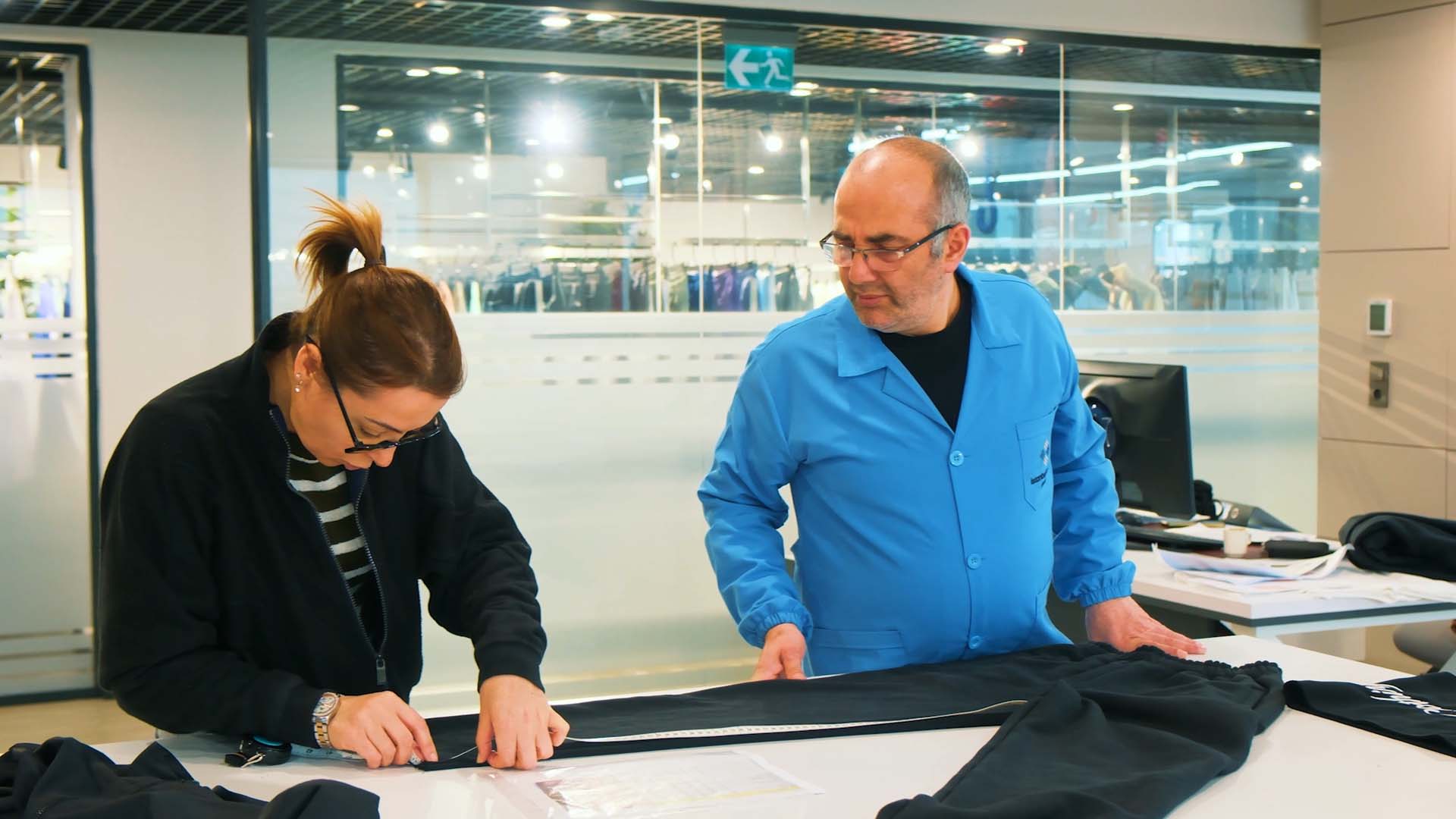 Komple giyim üretim tesisinde kalite kontrolü