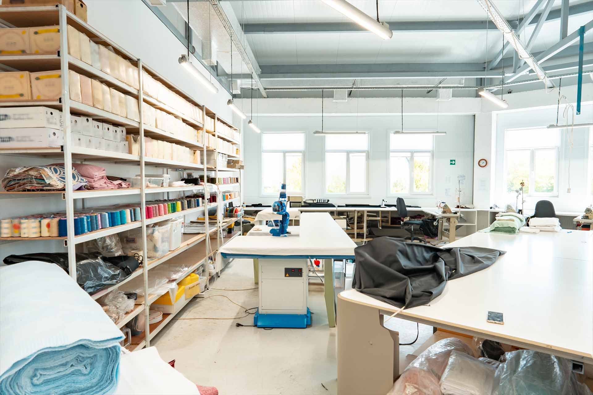 Zararlı maddeler ve kimyasal güvenlik açısından kumaşı test eden tekstil laboratuvarı
