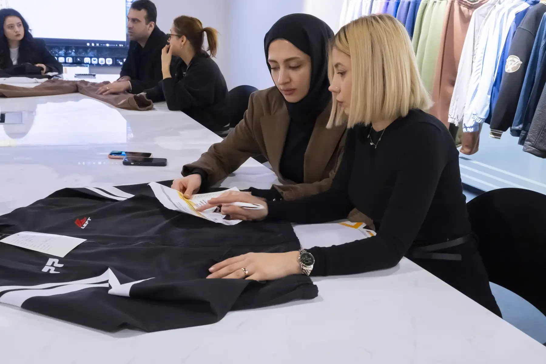 Garment sample measurement and technical comments during clothing product development